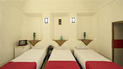 اتاق سه تخته هتل سرای سنتی یزد (سرای سنتی نقره)